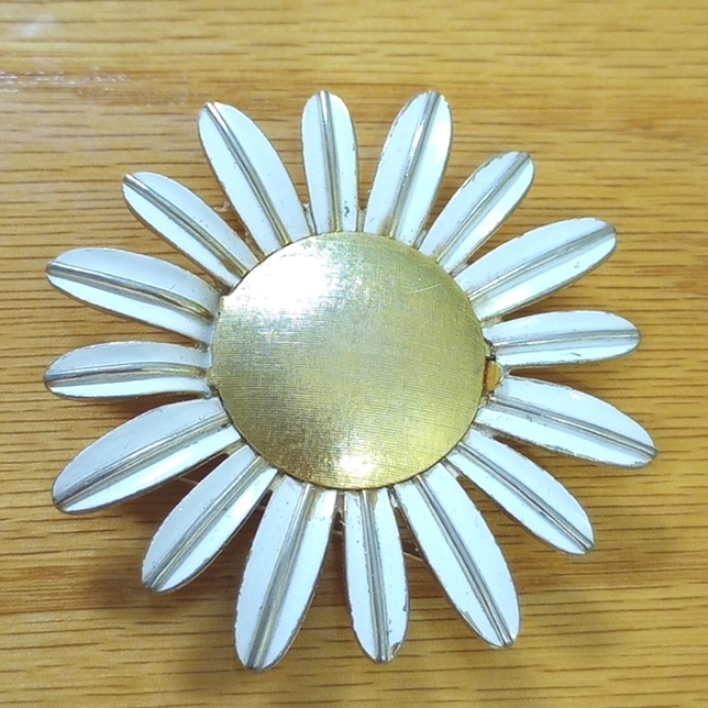 Vintage 1970’s Avon White goldtone Daisy Flower Perfume Brooch